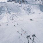 THEMENBILD - Skifahrer am Schlepplift, aufgenommen am 11. November 2022 am Kitzsteinhorn in Kaprun, Österreich // Skier at the T-bar lift at the Kitzsteinhorn Ski Resort in Kaprun, Austria on 2022/11/11. EXPA Pictures © 2022, PhotoCredit: EXPA/ JFK